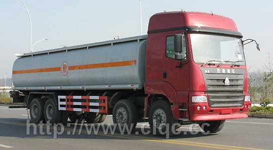 斯太爾豪運前四后八油罐車